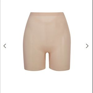 SHEER SCULPT LOW BACK SHORT color is Clay